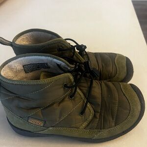 KEEN Kid's Unisex Howser 2 Quilted Mid Height Chukka Boot Olive